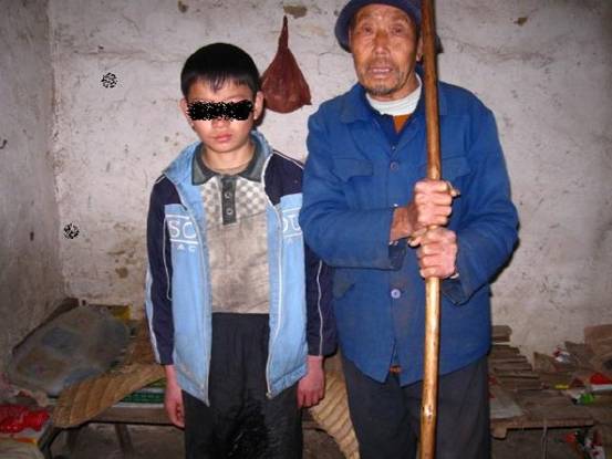 「社会万象」一个穿裙子的男孩
