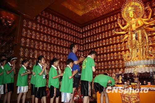 「玉树」20名玉树地震灾区孩子三亚南山寺拜佛祈福