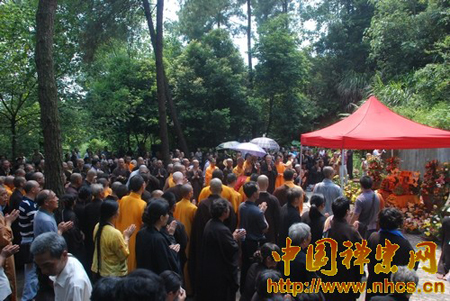 「佛教」广东韶关南华禅寺隆重举行传开长老荼毗法会