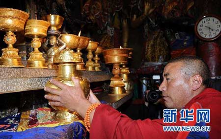 「金瓶掣签」第五世德珠活佛转世灵童金瓶掣签仪式举行（组图）