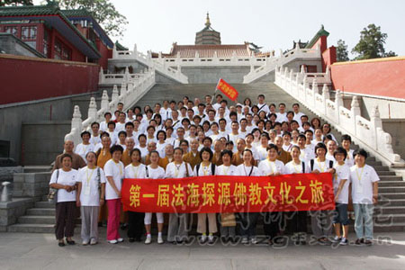 「佛教」首届法海探源佛教文化之旅学员朝拜灵光寺佛牙舍利