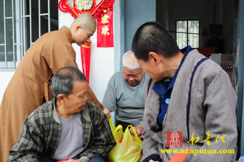 「麻风病」南普陀寺慈善会慰问同安凤南麻风病村