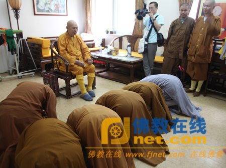 「佛教」首届佛教英语班感恩之旅 拜望一诚长老（图）