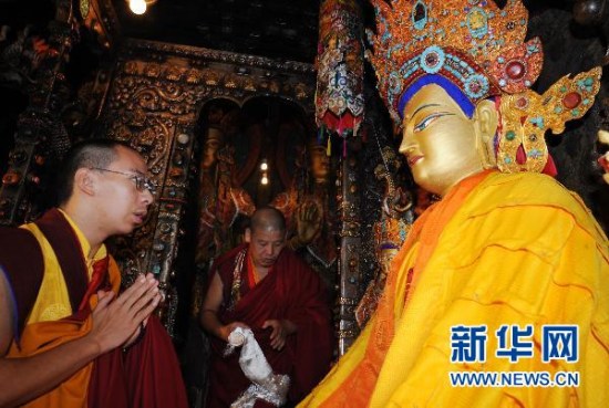 「释迦牟尼佛像」第十一世班禅在拉萨大昭寺朝拜释迦牟尼佛像