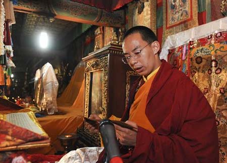 「班禅喇嘛」十一世班禅在青海塔尔寺举行法会 祈愿国泰民安