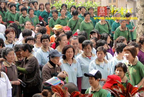 「五老峰」南普陀寺义工走进五老峰捡拾垃圾 身体力行宣传环保 「五老峰」南普陀寺义工走进五老峰捡拾垃圾 身体力行宣传环保
