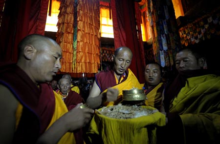 「佛教」六世德珠活佛在西藏扎果寺坐床（组图）