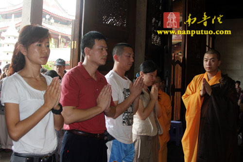 「佛教」厦门南普陀寺隆重举行皈依法会