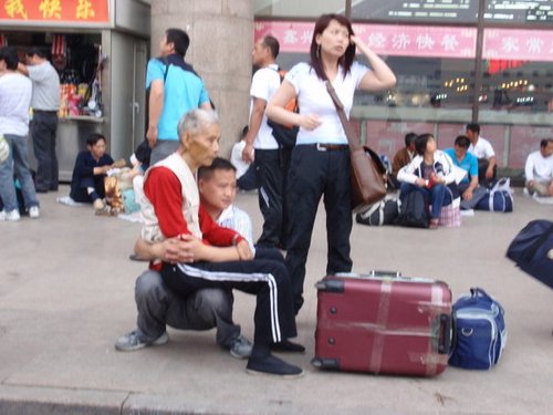 「佛教」男子半蹲为老人当凳子感动网友
