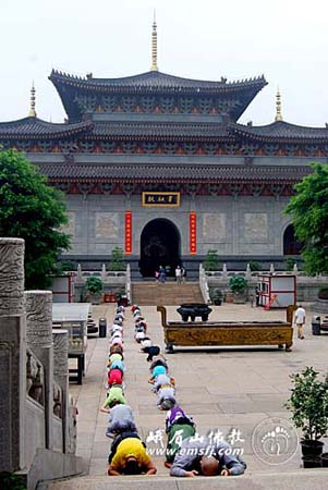 「佛教」中国佛学院悟实法师一行三步一拜朝礼峨眉山大佛禅院