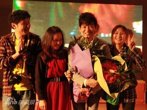陈晓东出席杜鹃文化节 为禅寺落成献佛歌 陈晓东出席杜鹃文化节 为禅寺落成献佛歌