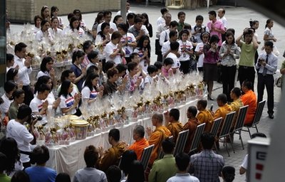 「佛教」泰国民众在曼谷举行宗教仪式为和平祈祷