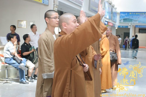 「佛教」台湾圆宗长老一行今天上午返回台湾 则悟大和尚到港送行