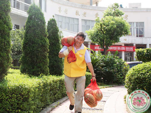 「敬老院」东林慈善送清凉 敬老院中享温情