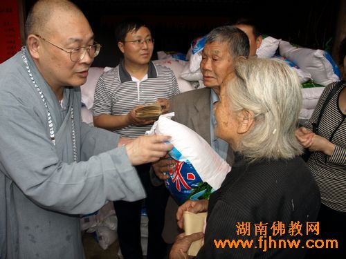 「洪灾」中国佛教协会副会长圣辉大和尚赴湖南怀化救助洪灾民众