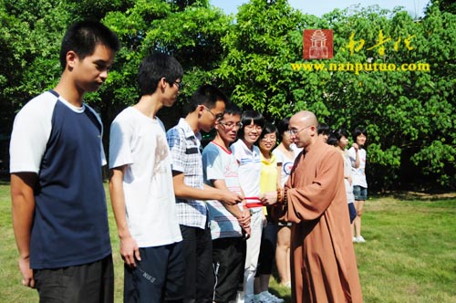 「佛教」厦门南普陀寺慈善会启动2010年资助贫困大学新生活动