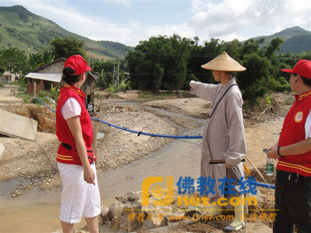广东万寿古寺住持心廉法师一行捐助龙田三洞村灾民