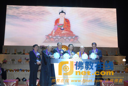 「佛教」数万港人香汤浴佛 三百多万善款赈济玉树