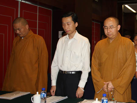 「佛教」中国佛教协会理事王孺童居士哀悼舟曲遇难同胞