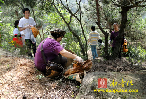 「五老峰」南普陀寺义工走进五老峰捡拾垃圾 身体力行宣传环保 「五老峰」南普陀寺义工走进五老峰捡拾垃圾 身体力行宣传环保