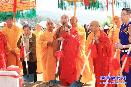 「佛教」辽宁抚顺三慧寺举行释迦牟尼舍利塔奠基法会