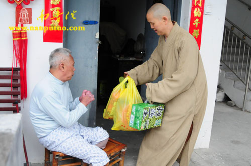 「麻风病」南普陀寺慈善会慰问同安凤南麻风病村