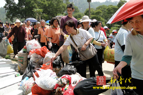 「五老峰」南普陀寺义工走进五老峰捡拾垃圾 身体力行宣传环保 「五老峰」南普陀寺义工走进五老峰捡拾垃圾 身体力行宣传环保