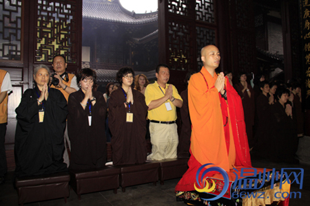 「佛教」600多名义工在妙果寺为安福家园举行祈福法会