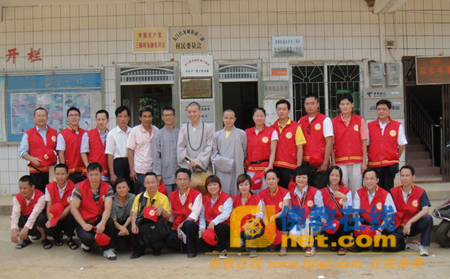 广东万寿古寺住持心廉法师一行捐助龙田三洞村灾民