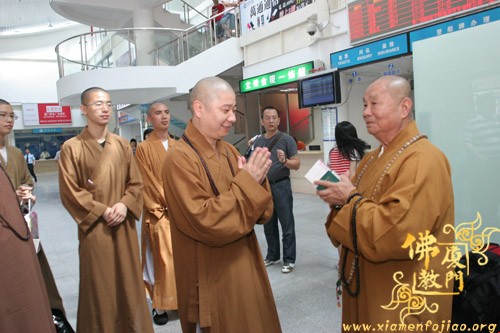「佛教」台湾圆宗长老一行今天上午返回台湾 则悟大和尚到港送行