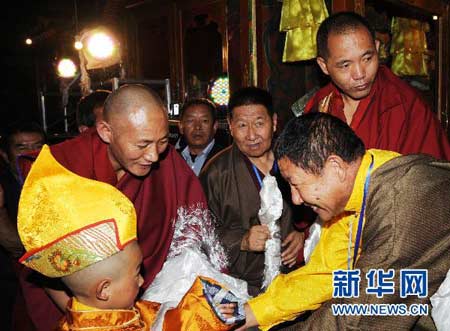 「金瓶掣签」第五世德珠活佛转世灵童金瓶掣签仪式举行（组图）