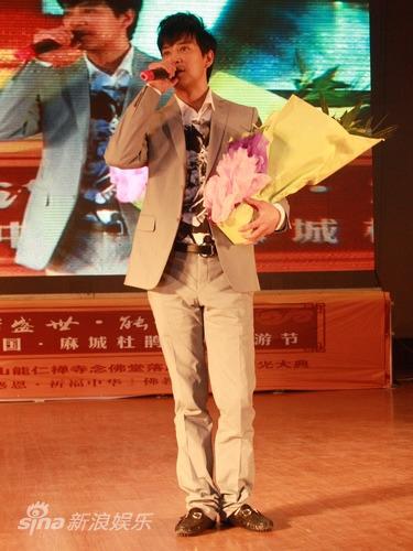 陈晓东出席杜鹃文化节 为禅寺落成献佛歌 陈晓东出席杜鹃文化节 为禅寺落成献佛歌
