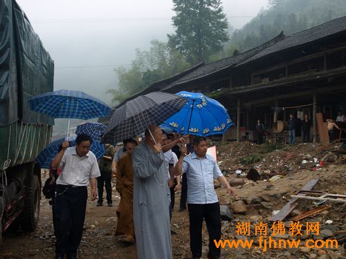 「洪灾」中国佛教协会副会长圣辉大和尚赴湖南怀化救助洪灾民众