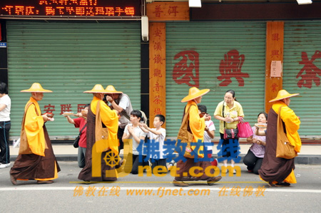 「佛教」活动—广东梅州千佛塔寺举办托钵行脚活动
