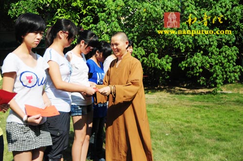 「佛教」厦门南普陀寺慈善会启动2010年资助贫困大学新生活动
