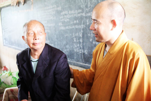 「慈善」东林慈善镜义法师前往一线灾区进行调查 「慈善」东林慈善镜义法师前往一线灾区进行调查
