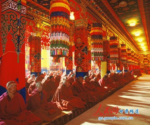 「僧侣」甘肃拉卜楞寺近千名僧侣诵经为舟曲祈福(图)