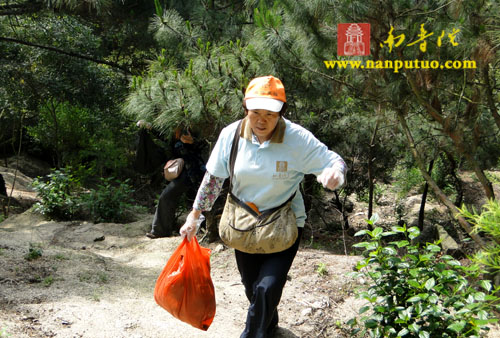 「五老峰」南普陀寺义工走进五老峰捡拾垃圾 身体力行宣传环保 「五老峰」南普陀寺义工走进五老峰捡拾垃圾 身体力行宣传环保