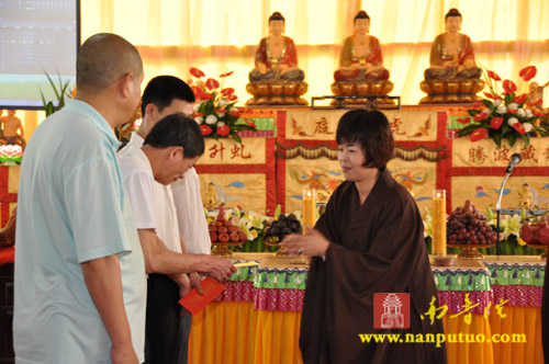 「佛教」浴佛传灯 祈福中华——厦门虎溪岩寺隆重举行浴佛传灯祈福法会 「佛教」浴佛传灯 祈福中华——厦门虎溪岩寺隆重举行浴佛传灯祈福法会