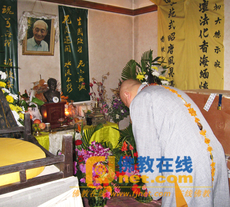 中佛协副秘书长延藏法师看望赵朴老夫人陈邦织女士