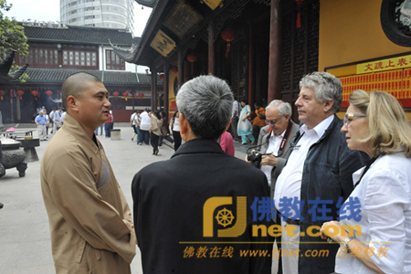 「佛教」法国贝桑松市市长富斯雷一行参观上海玉佛禅寺