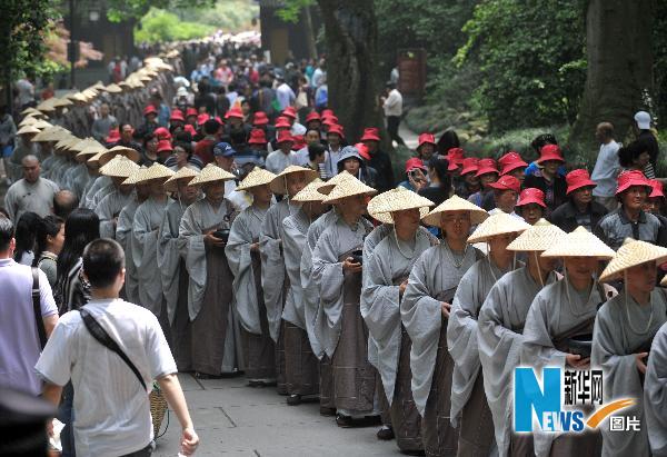 「佛教」2010杭州佛教“东南佛国·福慧行”慈善托钵活动举行