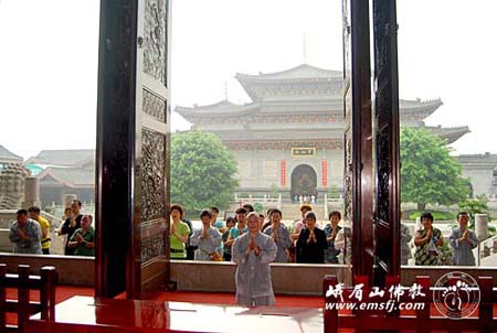 「佛教」中国佛学院悟实法师一行三步一拜朝礼峨眉山大佛禅院