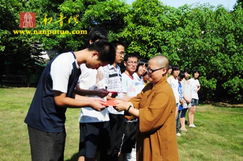 「佛教」厦门南普陀寺慈善会启动2010年资助贫困大学新生活动