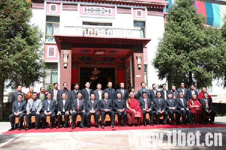 「班禅喇嘛」西藏自治区党委书记张庆黎等看望十一世班禅（图）