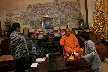 「佛教」斯里兰卡驻华武官和大使夫人拜访北京灵光寺（图）