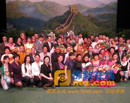 「释星云」星云大师一行在北京长安大戏院观看京剧表演