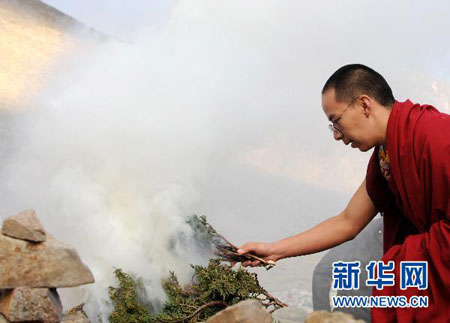 「确吉杰布」十一世班禅额尔德尼?确吉杰布朝拜热振寺