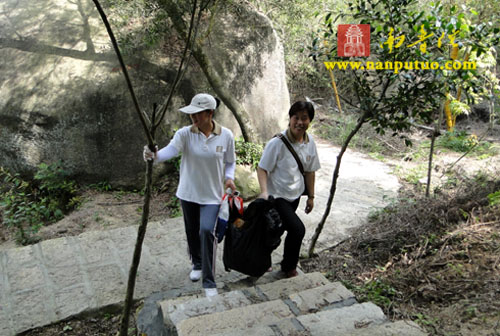 「五老峰」南普陀寺义工走进五老峰捡拾垃圾 身体力行宣传环保 「五老峰」南普陀寺义工走进五老峰捡拾垃圾 身体力行宣传环保