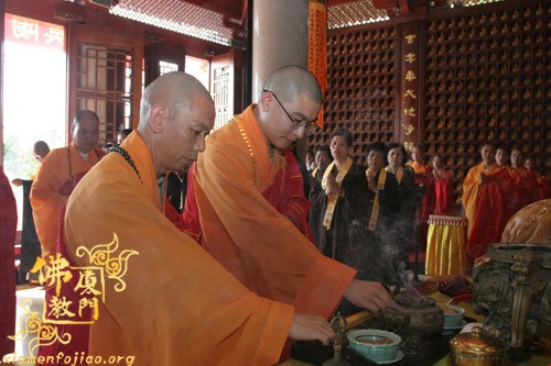 厦门太平岩寺啓建第三届“护国息灾水陆共修法会”今日举行熏坛仪式 厦门太平岩寺啓建第三届“护国息灾水陆共修法会”今日举行熏坛仪式